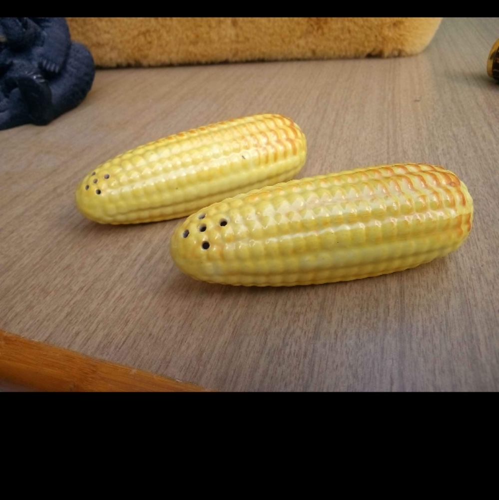Vintage Ceramic Corn Salt & Pepper Shaker's. Corks are Stuck inside. No Chips